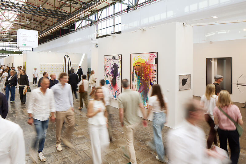 Besucher*innen im Gespräch vor einem großformatigen Werk auf der Art Düsseldorf.